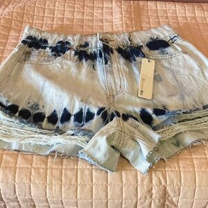 NWT indigo-dyed distressed denim shorts!!
